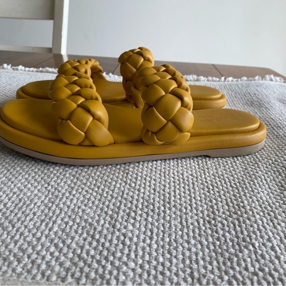 Seychelles Golden Coast Mustard Yellow Faux Leather Braided Slides Size 9 - Picture 2 of 5